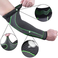 Homme portant un manchon bras de compression Cocoonease noir et vert, conçu pour le soutien musculaire et la récupération sportive.