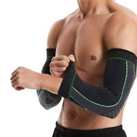 Homme portant un manchon bras de compression Cocoonease noir et vert, conçu pour le soutien musculaire et la récupération sportive.