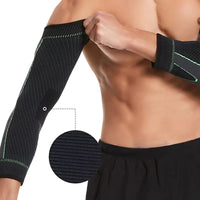 Homme portant un manchon bras  de compression Cocoonease noir et vert, conçu pour le soutien musculaire et la récupération sportive.
