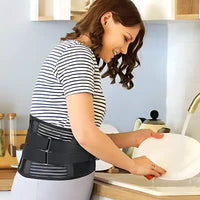 Femme portant une Ceinture pour Mal de Dos de soutien lombaire Cocoonease tout en faisant la vaisselle, idéale pour soulager le dos au quotidien.