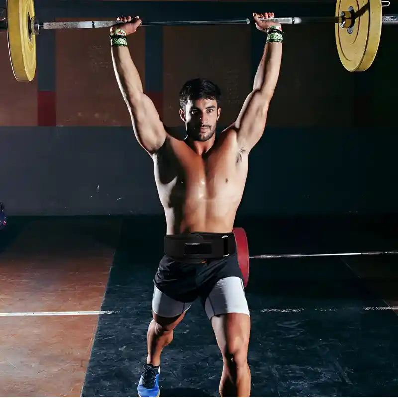 Athlète soulevant haltères portant une ceinture lombaire pour le sport pour protection et maintien optimal du dos - cocoonease