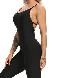 Cette combi noire moulante vous offre un style sexy et confortable au quotidien.