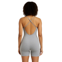 Cette combinaison sport dos nu met en valeur la silhouette avec son tissu côtelé gris clair et sa coupe ajustée. Les fines bretelles et le dos ouvert ajoutent une touche de féminité et de style, la rendant idéale pour les activités sportives ou pour un look décontracté.