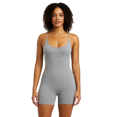 Cette combinaison sport dos nu grise met en valeur la silhouette avec son tissu côtelé gris clair et sa coupe ajustée. Les fines bretelles et le dos ouvert ajoutent une touche de féminité et de style, la rendant idéale pour les activités sportives ou pour un look décontracté.