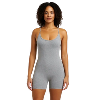 Cette combinaison sport dos nu grise met en valeur la silhouette avec son tissu côtelé gris clair et sa coupe ajustée. Les fines bretelles et le dos ouvert ajoutent une touche de féminité et de style, la rendant idéale pour les activités sportives ou pour un look décontracté.