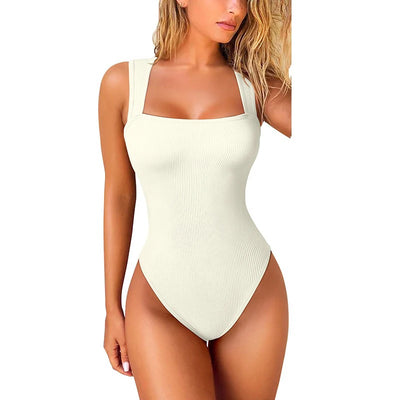 Femme portant un body gainant ventre plat couleur crème - cocoonease