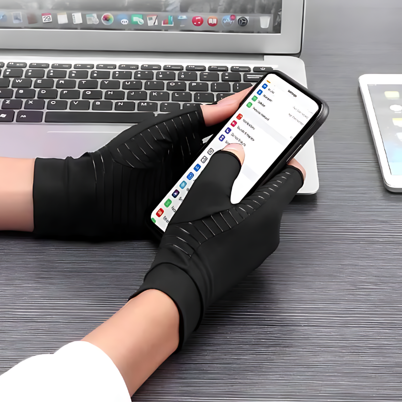 Paire de "Gants pour Tactile & Arthrite" noirs à doigts ouverts, offrant un soutien ergonomique et une fonctionnalité pour l'utilisation des écrans tactiles et le soulagement de l'arthrit - cocoonease
