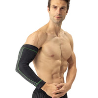 Homme portant un manchon bras  de compression Cocoonease noir et vert, conçu pour le soutien musculaire et la récupération sportive.