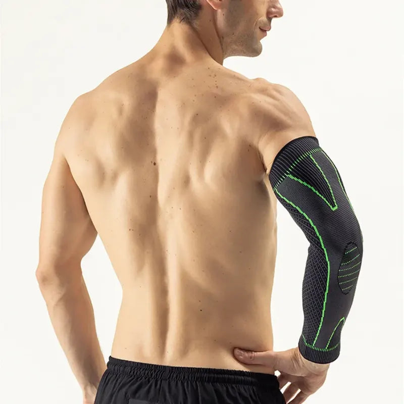 Homme portant un manchon bras  de compression Cocoonease noir et vert, conçu pour le soutien musculaire et la récupération sportive.