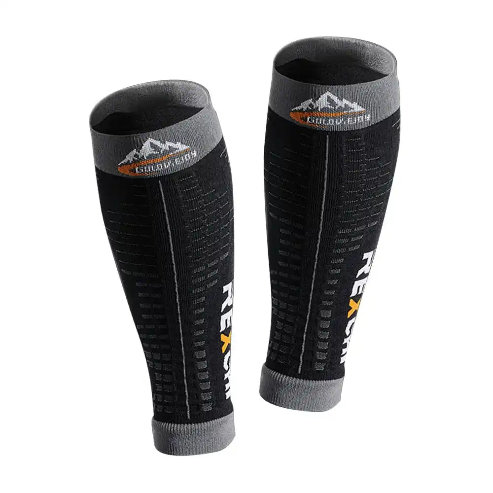 Manchon de compression pour mollet Noir– conçu pour stimuler le retour veineux, améliorer la circulation sanguine, réduire les douleurs musculaires et prévenir les crampes lors de l'effort physique ou en récupération. Idéal pour les sportifs, les personnes actives ou en cas de jambes lourdes, ce manchon blanc assure un maintien optimal, un confort durable et une meilleure oxygénation des muscles.