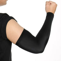 Homme portant des manchons de compression bras - protection UV Cocoonease noirs, légers et respirants, parfaits pour le sport et l’extérieur.