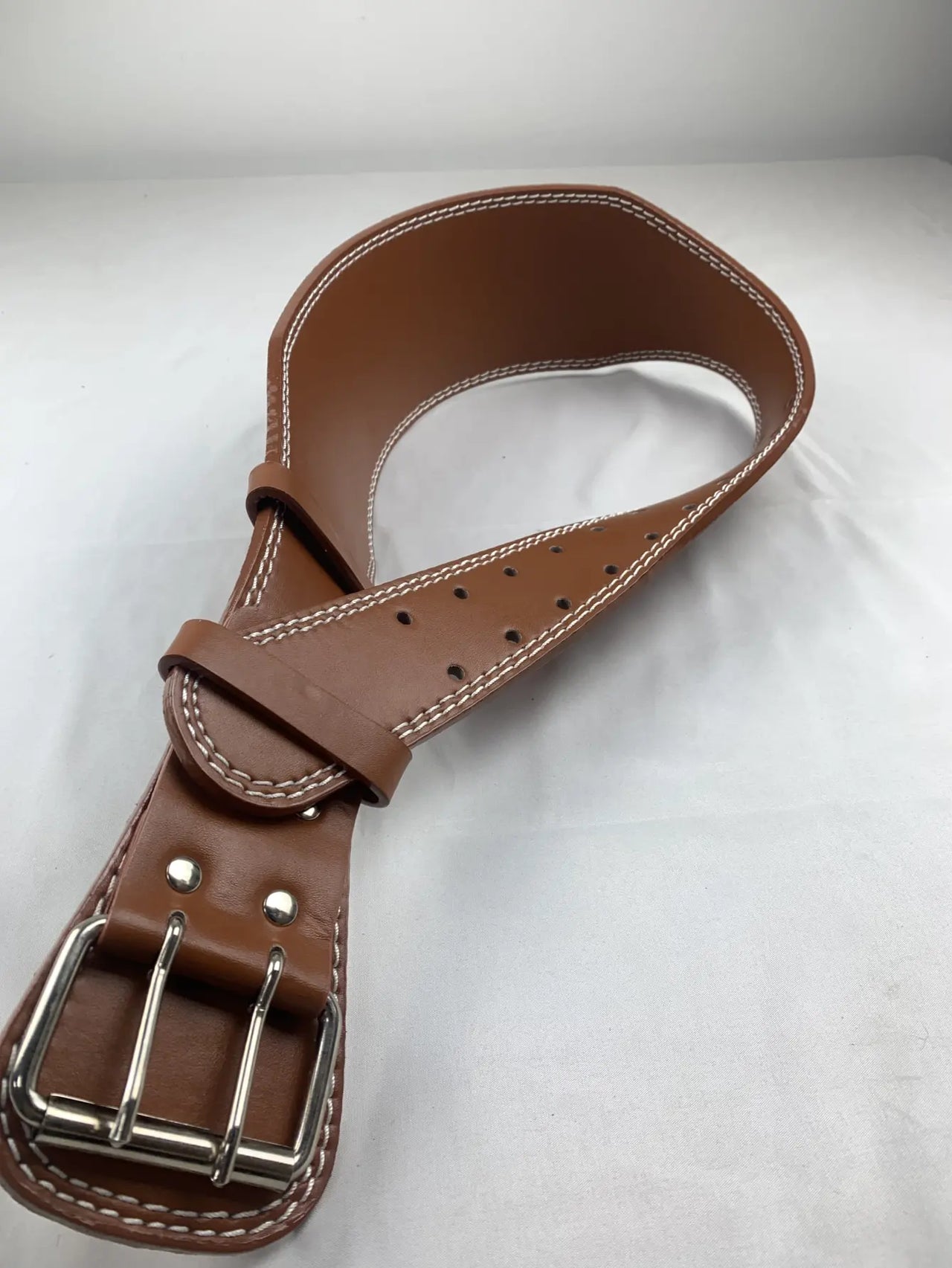 Ceinture pour la Musculation en cuir marron avec doublure en daim, offrant un soutien optimal et une durabilité pour les séances d'entraînement intensives.