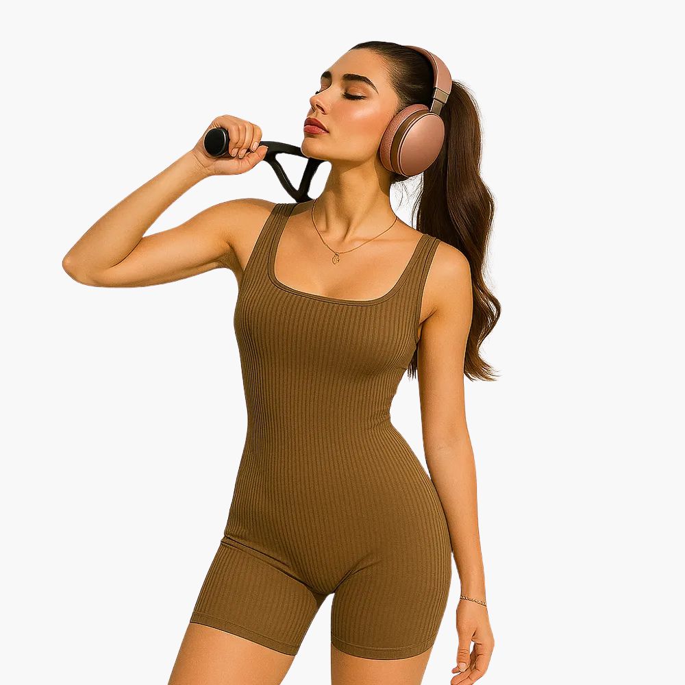 Une combinaison femme legging au dessus du genou. Flexible, marron, et confortable, au design épuré et technologie de pointe.
