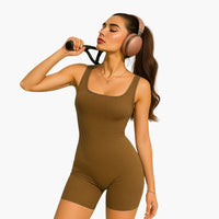 Une combinaison femme legging au dessus du genou. Flexible, marron, et confortable, au design épuré et technologie de pointe.