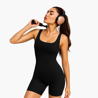 Une combinaison femme legging au dessus du genou. Flexible, noire, et confortable, au design épuré et technologie de pointe.